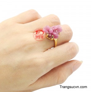 Dù kết hợp với trang phục công sở thanh lịch hay những bộ váy dự tiệc sang trọng.
