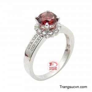Nhẫn nữ vàng 14K gắn đá Garnet được chế tác từ vàng trắng nổi bật với viên đá trung tâm là Garnet màu đỏ thẫm, rực lửa, tượng trưng cho đam mê và sức sống mãnh liệt.