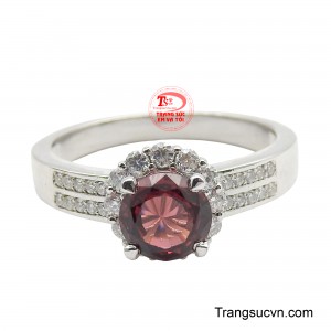 Phần đai nhẫn được thiết kế với hai hàng đá chạy dọc, tăng thêm sự sang trọng và tinh tế. 