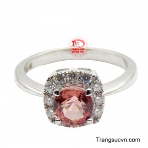 Sắc màu độc đáo của Spinel được bao bọc bởi một vòng hào quang lấp lánh của những viên đá trắng nhỏ, tạo hiệu ứng thị giác lớn hơn và bắt sáng tối đa.