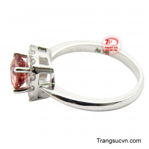 Chiếc nhẫn được làm từ vàng 14K trắng với thiết kế thanh mảnh, ôm trọn ngón tay, tôn lên sự duyên dáng và dịu dàng của người đeo. 