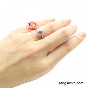 Đây không chỉ là một món trang sức, mà còn là điểm nhấn thể hiện gu thẩm mỹ sang trọng và cá tính riêng biệt.