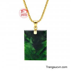 Sắc xanh lục của cẩm thạch cùng những đường vân thiên nhiên độc đáo mang đến nét đẹp riêng biệt.