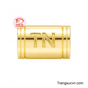 Charm Vàng Tây Cá Tính thiết kế khắc tên là món trang sức mang đậm dấu ấn cá nhân, kết hợp giữa vẻ đẹp hiện đại và giá trị lưu giữ kỷ niệm.