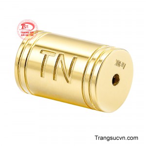 Được chế tác từ vàng tây với bề mặt sáng bóng, các đường nét sắc sảo và kiểu dáng tối giản.