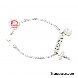 Hình ảnh thánh giá tượng trưng cho sự hy sinh, che chở và sức mạnh tinh thần.