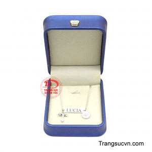 Chất liệu bạc sáng bóng cùng dây xích chắc chắn mang đến vẻ đẹp tinh tế, phù hợp để đeo hằng ngày.