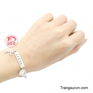Không chỉ là phụ kiện thời trang, chiếc lắc còn như một lời cầu nguyện âm thầm, nhắc nhở người đeo luôn giữ vững niềm tin, sống trong yêu thương và bình an.