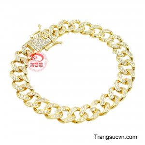 Chế tác theo kiểu mắt xích bản lớn thời thượng, mỗi mắt xích được đính những viên đá trắng lấp lánh, tạo hiệu ứng sang trọng nhưng vẫn giữ được nét nam tính và lịch lãm.
