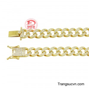 Điểm nhấn của sản phẩm nằm ở phần khóa hộp chắc chắn, được gia công tinh xảo và đính đá tỉ mỉ, vừa tăng tính thẩm mỹ vừa đảm bảo an toàn khi sử dụng. 