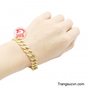 Dễ dàng kết hợp với trang phục công sở, dạo phố hay những buổi tiệc sang trọng, Lắc Tay Nam Vàng Phong Cách không chỉ là món trang sức thể hiện gu thẩm mỹ mà còn là biểu tượng của sự thành công và bản lĩnh.