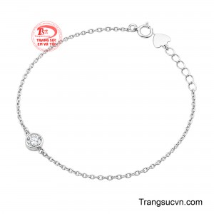 Những mắt xích mảnh được hoàn thiện tỉ mỉ, tạo cảm giác nhẹ nhàng, mềm mại trên cổ tay và dễ dàng kết hợp với nhiều phong cách thời trang khác nhau. 