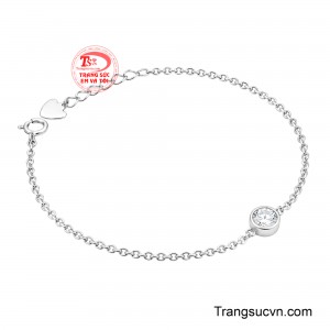 Điểm nhấn của thiết kế là mặt tròn nhỏ xinh được đính đá Moissanite lấp lánh ở trung tâm.