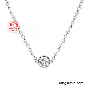 Sự kết hợp hài hòa giữa sắc trắng thanh khiết của vàng 18K và ánh sáng lấp lánh của đá moissanite mang đến vẻ đẹp sang trọng, trẻ trung và đầy nữ tính.
