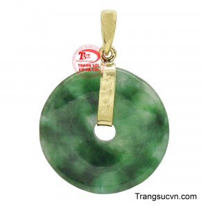 Mặt dây cẩm thạch quý phái là sự kết hợp hài hòa giữa Ngọc Jadeite và vàng 10k mang lại sự sang trọng và quý phái cho ngươi đeo. 