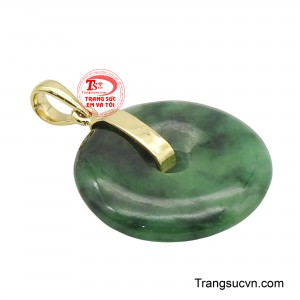 Trong phong thủy thì Ngọc Jadeite được coi là một trong những loại đá mang lại may mắn, thu hút tài lộc và cơ hội tốt cho người sở hữu. 