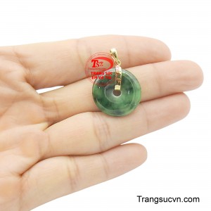 Khi đeo lên cổ, mặt dây như một dấu ấn quyền lực, vừa quyến rũ vừa cao quý. 