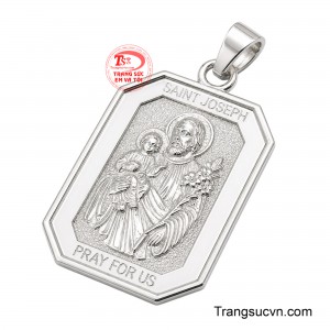 Mặt dây Thánh Giuse bế Chúa Hài Đồng tái hiện hình ảnh vị Thánh bảo trợ của các gia đình, người lao động và những người cha. 
