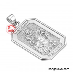 Từng chi tiết được hoàn thiện cẩn thận, từ gương mặt hiền từ, ánh nhìn đầy yêu thương đến dáng ôm ấp Chúa Hài Đồng, tạo nên một tổng thể trang nghiêm nhưng vẫn gần gũi và ấm áp. 