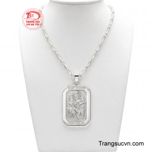 Hình ảnh Thánh Giuse bế Chúa Hài Đồng nhắc nhở về tình yêu thương, trách nhiệm và sự che chở trong gia đình.
