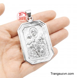 Đồng thời gửi gắm lời cầu nguyện cho bình an, sức khỏe và sự vững vàng trên mọi chặng đường của cuộc sống.