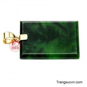Dáng bài vuông vức cùng các cạnh vát tinh tế mang đến tổng thể cân đối, mạnh mẽ nhưng vẫn thanh lịch. 