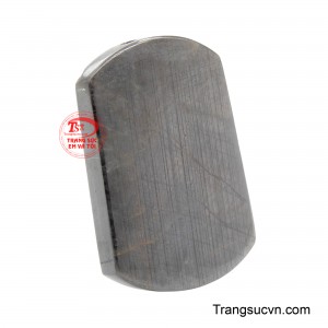 Bề mặt nhẵn mịn được chế tác tinh xảo, tôn lên giá trị của chất liệu và sự sang trọng vượt thời gian. 
