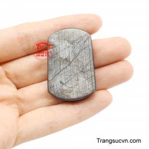 Mặt dây gửi gắm lời chúc về cuộc sống sung túc, tài lộc dồi dào, công danh thuận lợi và hạnh phúc bền lâu. 