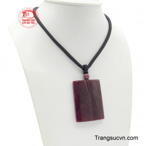 Được chế tác từ Ruby thiên nhiên với sắc đỏ hồng quyến rũ, mặt đá được mài nhẵn theo dáng bài vô sự, tạo nên vẻ đẹp thanh lịch, tinh tế và trường tồn theo thời gian. 