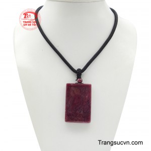 Mặt Vô Sự Bài Ruby Như Ý sở hữu sắc đỏ rực rỡ đặc trưng của ruby thiên nhiên.