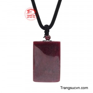 Thiết kế tối giản giúp tôn lên vẻ đẹp thuần khiết của viên đá, mang đến cảm giác sang trọng, thanh lịch và phù hợp với nhiều phong cách đeo khác nhau.