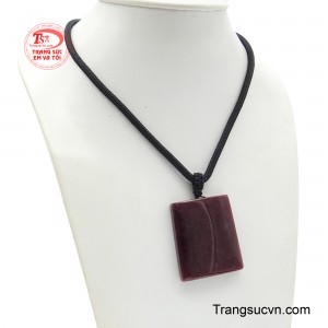Được chế tác từ Ruby thiên nhiên với sắc đỏ hồng cuốn hút, mặt đá được mài nhẵn theo dáng bài vô sự.