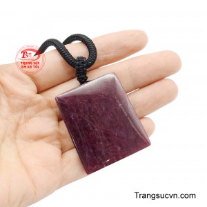 Sắc đỏ rực rỡ của Ruby còn đại diện cho sức sống, tình yêu và nguồn năng lượng tích cực, giúp người đeo thêm tự tin và thu hút vận khí tốt.