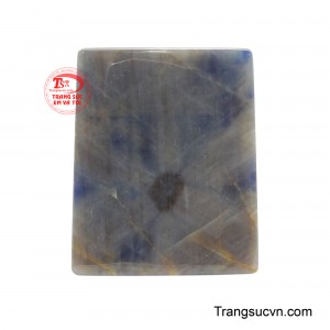 Mặt Vô Sự Bài Sapphire Hộ Mệnh được chế tác từ sapphire thiên nhiên với sắc xanh sâu lắng, toát lên vẻ đẹp thanh lịch và đẳng cấp.