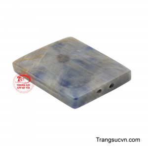 Kết hợp cùng năng lượng của sapphire viên đá được xem là biểu tượng của trí tuệ, sự kiên định và bảo hộ. 