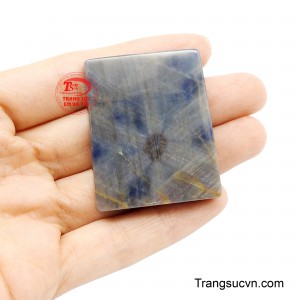 Mặt dây mang ý nghĩa như một lá bùa hộ mệnh, giúp người đeo củng cố niềm tin, thu hút năng lượng tích cực và vững vàng trước mọi thử thách.