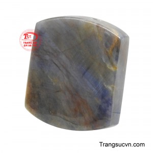 Chính sự tối giản ấy tạo nên nét sang trọng riêng, giúp món trang sức dễ dàng đồng hành cùng người đeo trong mọi khoảnh khắc, từ cuộc sống thường nhật đến những dịp ý nghĩa. 