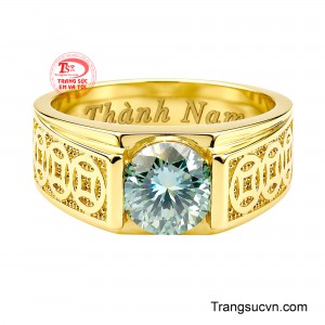 Những đường nét chạm khắc sắc sảo trên thân nhẫn tạo điểm nhấn sang trọng, gửi gắm ý nghĩa thu hút may mắn, tài vận và thành công cho người đeo.