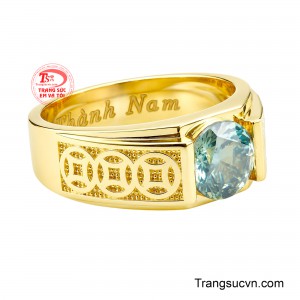 Nhẫn được chế tác từ vàng 10K, mang sắc vàng bền đẹp, cứng cáp và phù hợp để sử dụng hằng ngày. 