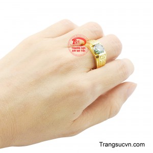 Điểm nhấn nổi bật là viên đá Moissanite được cắt giác chuẩn xác, sở hữu độ lấp lánh vượt trội.