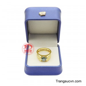 Phản chiếu ánh sáng rực rỡ như kim cương, giúp tổng thể chiếc nhẫn trở nên cuốn hút ở mọi góc nhìn.