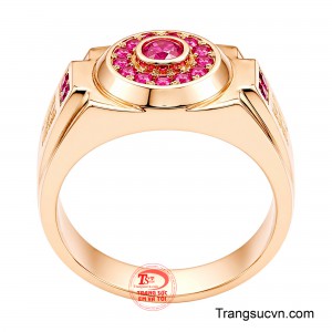 Tâm nhẫn nổi bật với viên Ruby thiên nhiên sắc hồng đỏ quyến rũ, được bao quanh bởi vòng đá Ruby tấm lấp lánh, tạo nên điểm nhấn đầy cuốn hút dưới mọi góc nhìn. 