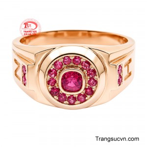 Phần thân nhẫn được chế tác với những đường nét khỏe khoắn, bề mặt đánh bóng tỉ mỉ kết hợp các chi tiết khắc hiện đại, mang đến vẻ đẹp nam tính và đẳng cấp. 