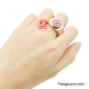 Không chỉ là món trang sức cao cấp, Ruby còn được xem là biểu tượng của quyền uy, may mắn và thành công, góp phần tôn lên khí chất tự tin và bản lĩnh của người đeo.