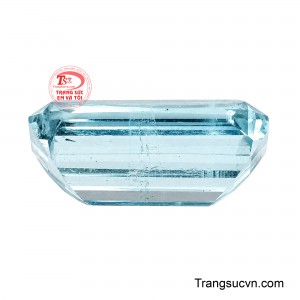 Những đường cắt cân đối giúp ánh sáng phản chiếu tinh tế, tôn lên chiều sâu và độ trong tự nhiên của viên đá, đồng thời giữ lại các tinh thể đặc trưng