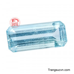 Những giác cắt được chế tác cân đối giúp ánh sáng phản chiếu hài hòa, làm nổi bật độ trong tự nhiên và chiều sâu cuốn hút của viên đá.
