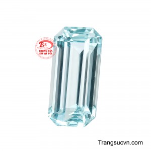 Các giác cắt cân đối giúp ánh sáng lan tỏa nhẹ nhàng, tôn lên độ trong tự nhiên và chiều sâu của viên đá. 