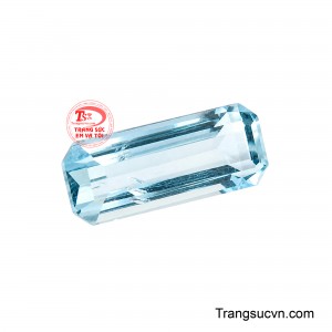 Những đường cắt sắc nét giúp ánh sáng phản chiếu hài hòa, làm nổi bật độ trong tự nhiên và chiều sâu của viên đá.