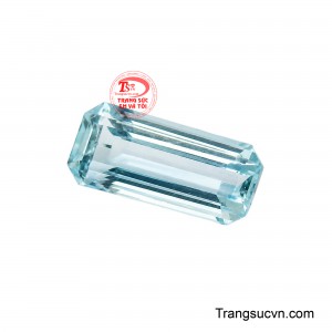 Những giác cắt cân đối giúp ánh sáng phản chiếu mềm mại, làm nổi bật độ trong tự nhiên cùng chiều sâu của viên đá. 