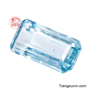 Dáng cắt chữ nhật Emerald Cut giúp tôn lên chiều sâu của viên đá, tạo nên những dải phản chiếu mềm mại, làm nổi bật độ trong và vẻ đẹp tự nhiên của Aquamarine.